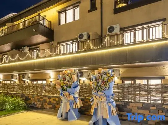 Floral Baihe Left Bank Homestay (Changbai Mountain North Slope Distribution Center Enduli)