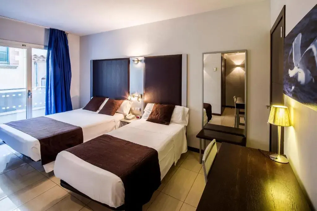 Standard Triple room with balcony