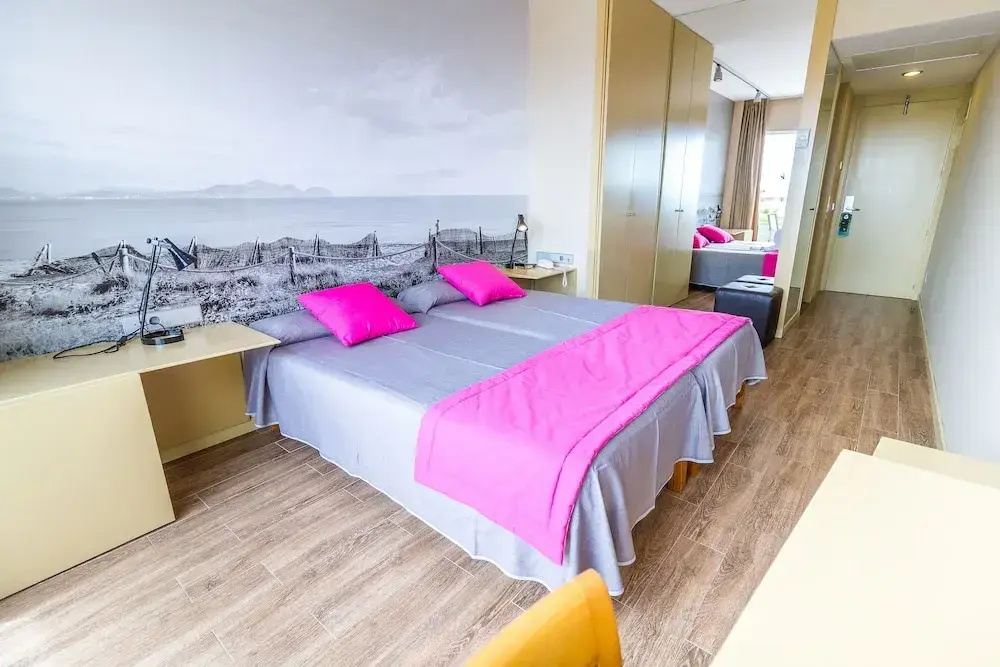 Standard Double room with balcony (full double bed)