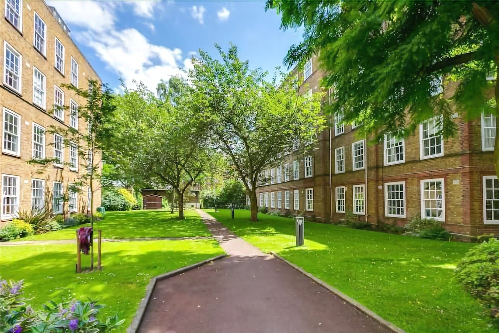 Lovely 2BR Home in Battersea W/parking, 3 Guests!