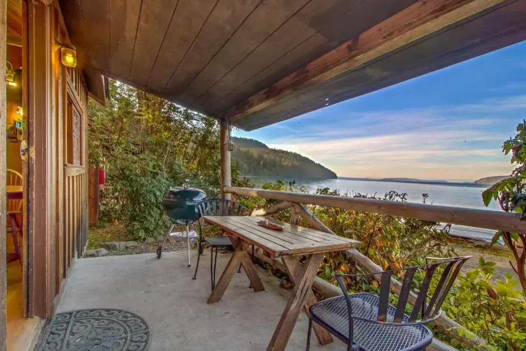 Bungalow with water view