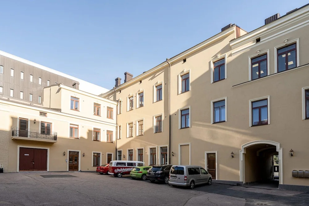 Main Square Renovated Apt, Sauna and Parking