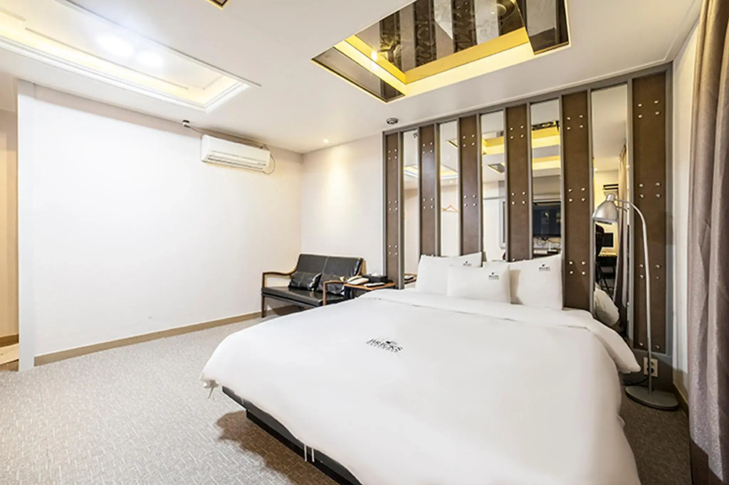 Standard Double room (full double bed)