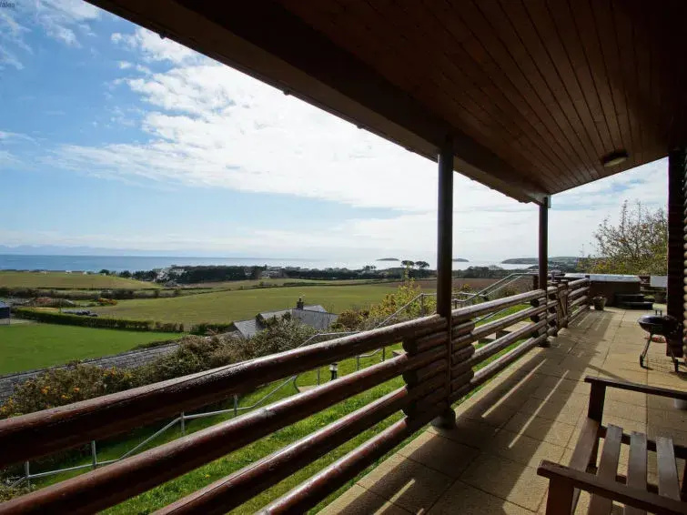 Holiday Home Uwch y Castell