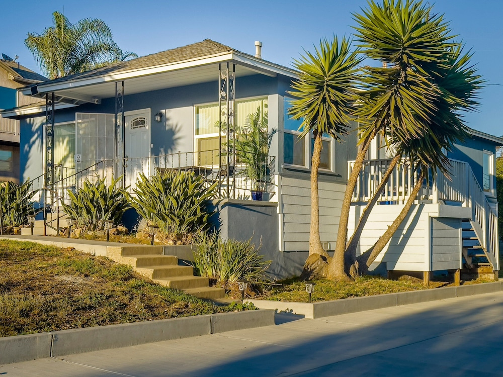 Quaint Mid-century Cottage by the Coast