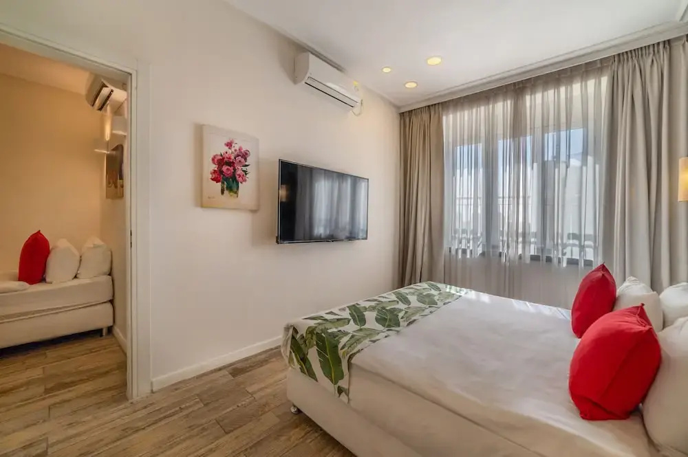 2 Bedrooms Standard Family room with balcony