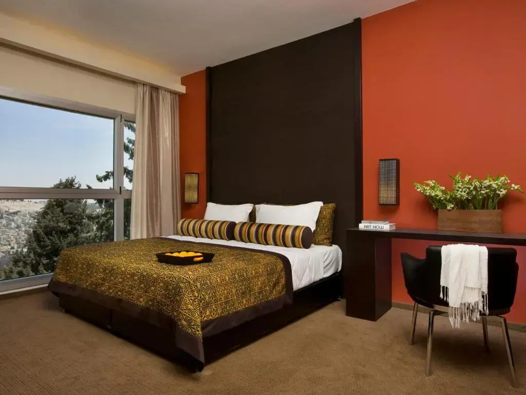 Deluxe Double room with city view full double bed