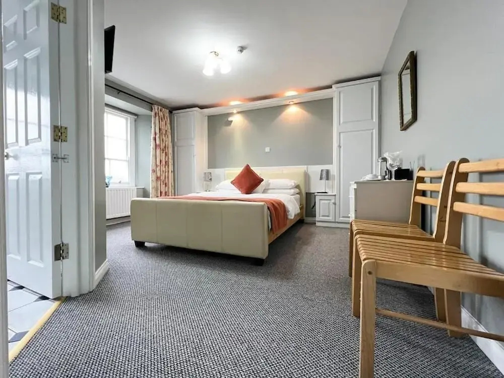 Deluxe Double room with city view (full double bed)
