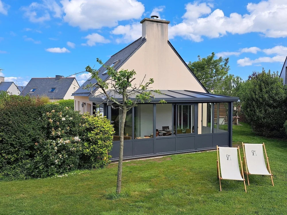 Coastal Garden Retreat Near Sandy Beach