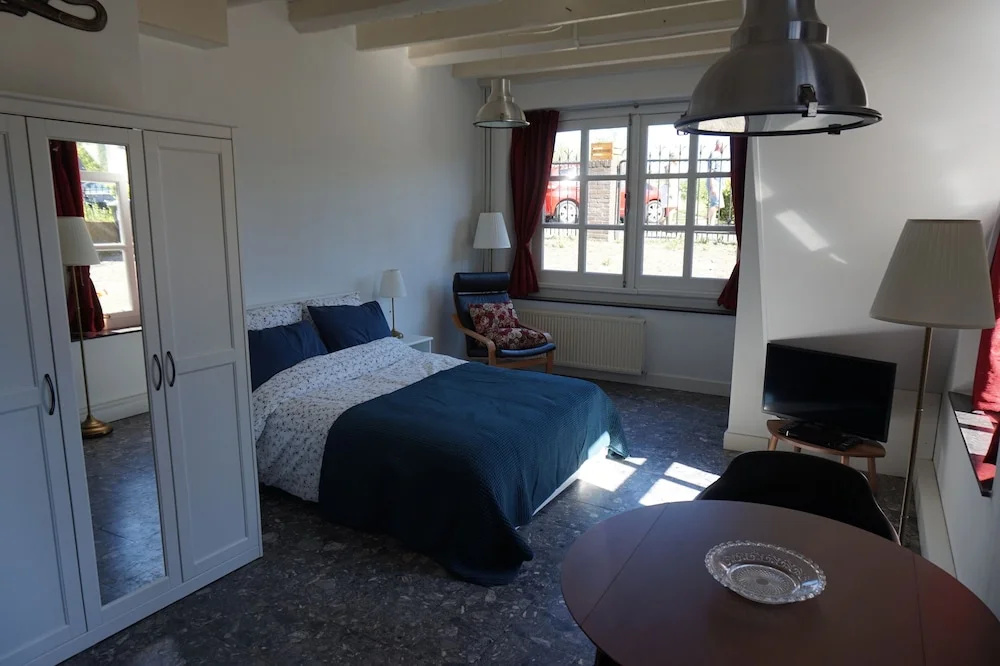 Deluxe Studio