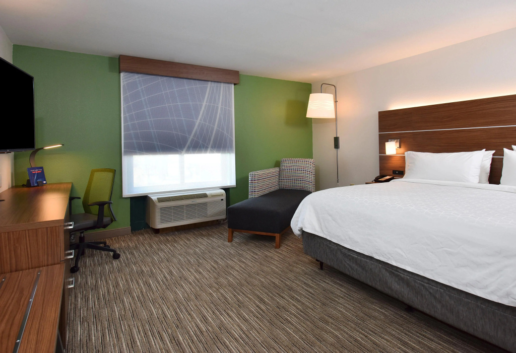 Holiday Inn Express and Suites Selma