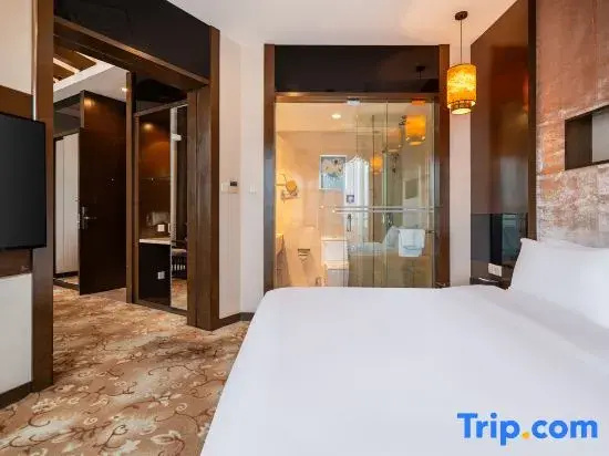 Suite with city view
