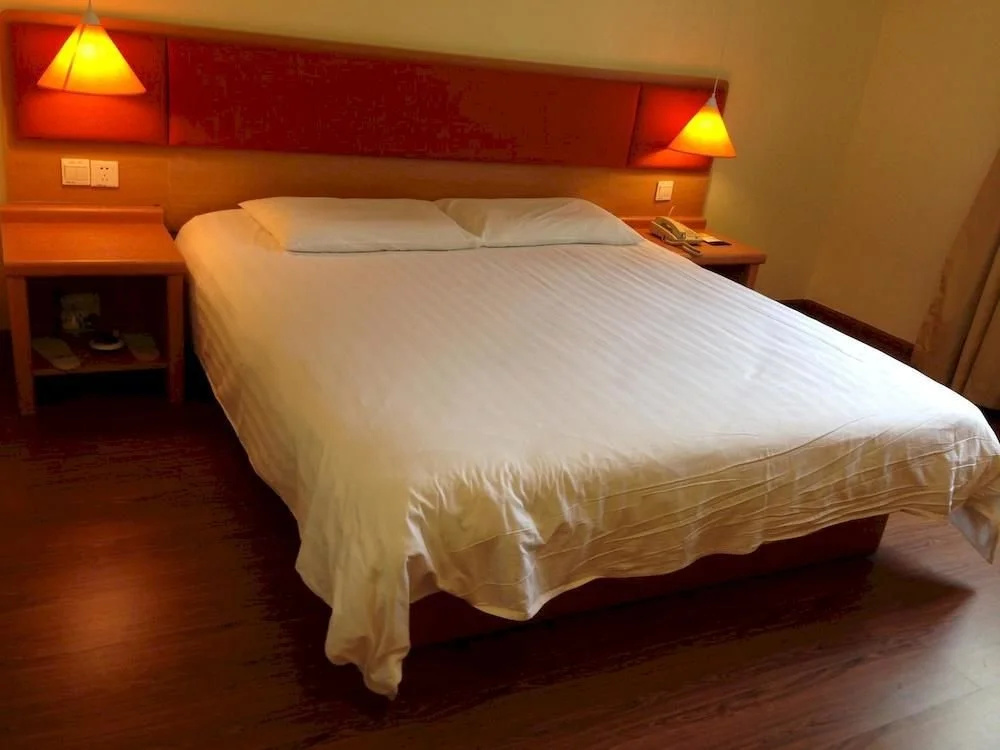 Home Inn (Shenzhen Dongmen Pedestrian Street Shaibu Metro Station)
