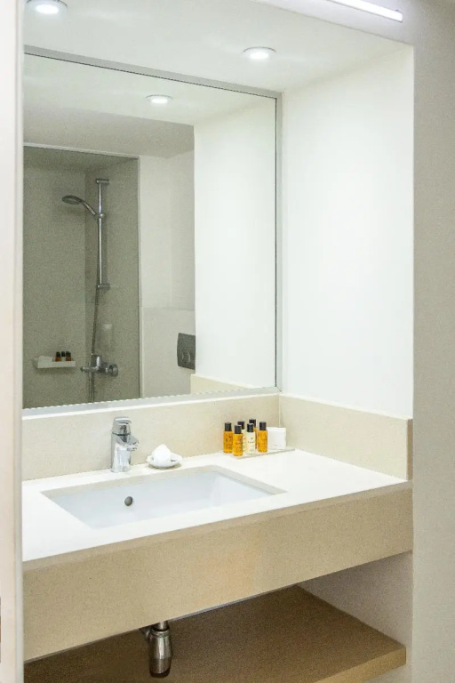 Standard Triple room with balcony and with partial sea view