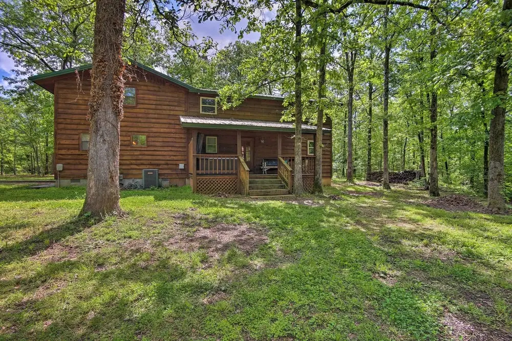 Cozy Broken Bow Cabin w/ Hot Tub - 1 Mi to Lake!