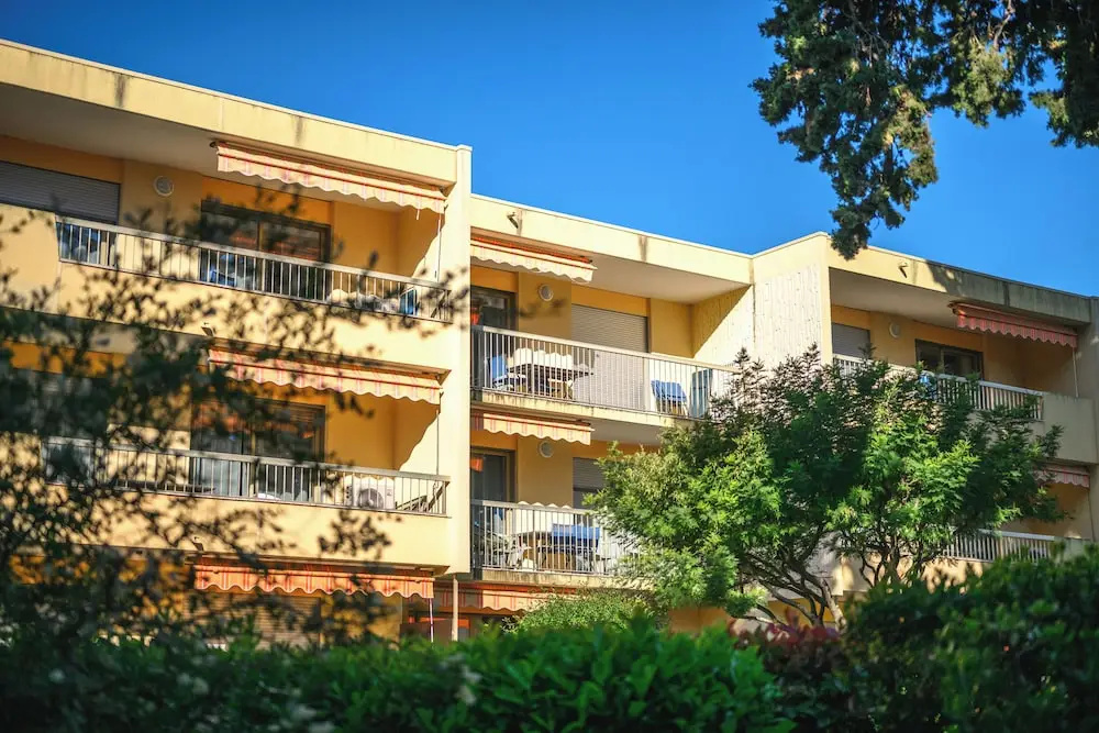 Les 15 Pins & La Mer - Riviera Escape Apartments with Pool & Garden