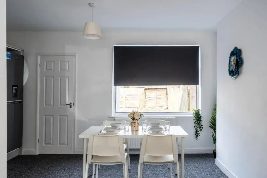 Modern & Contractors & Leisure & Driveway Parking & Garden