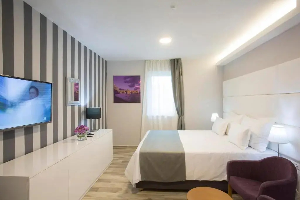 Superior Double room with balcony and with sea view (full double bed)