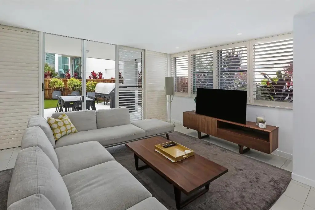 3 Bedrooms Apartment with garden view