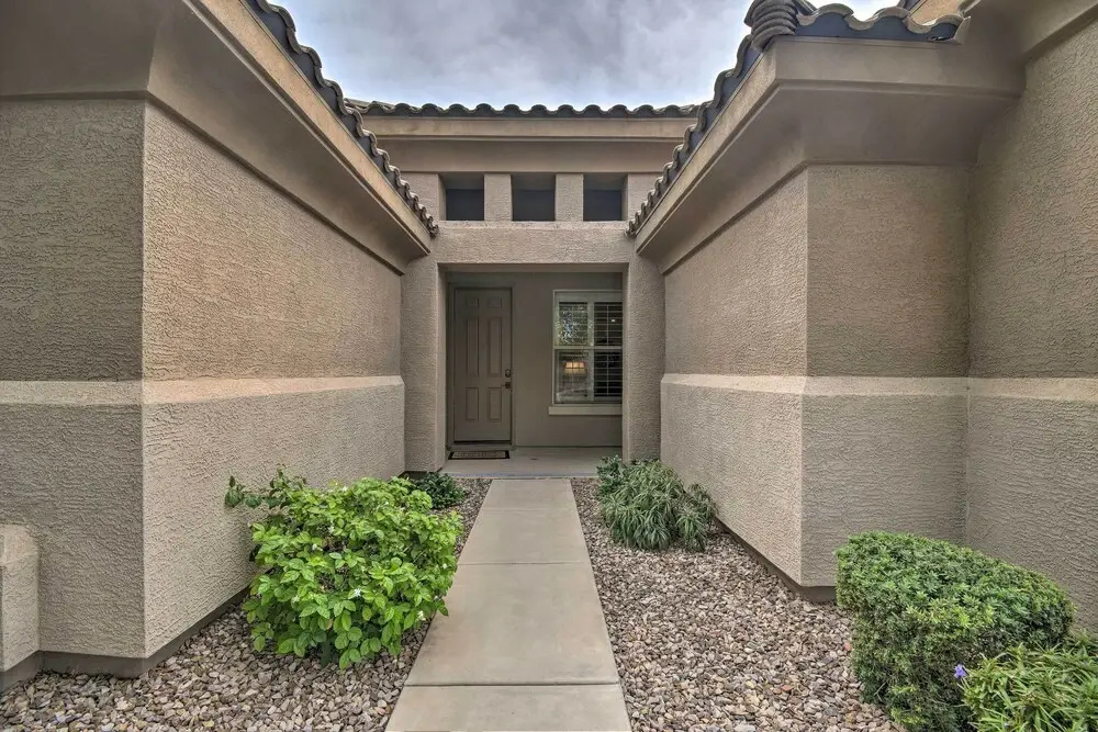 Spacious Surprise Home: 6 Mi to Wildlife World Zoo