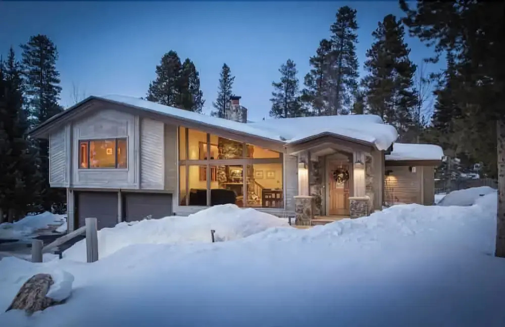 Royal Tiger Lodge (Private Home with Hot Tub)