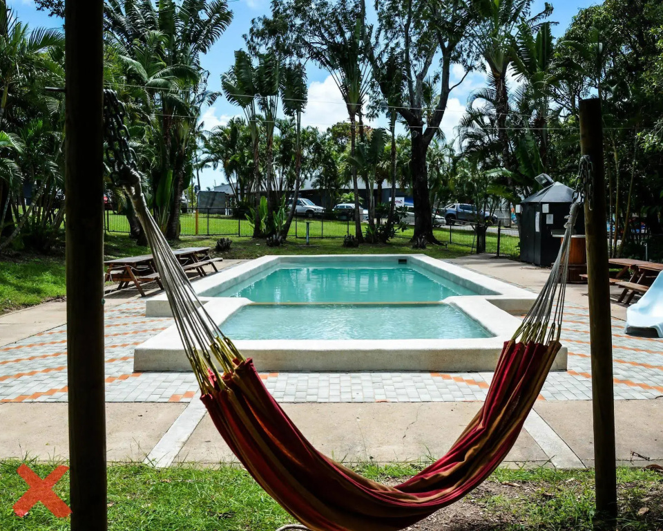 Base Airlie Beach Resort - Hostel