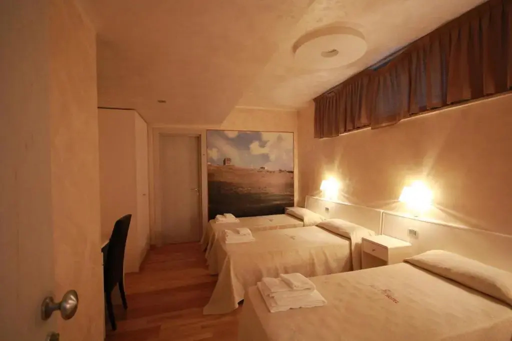 Standard Triple room