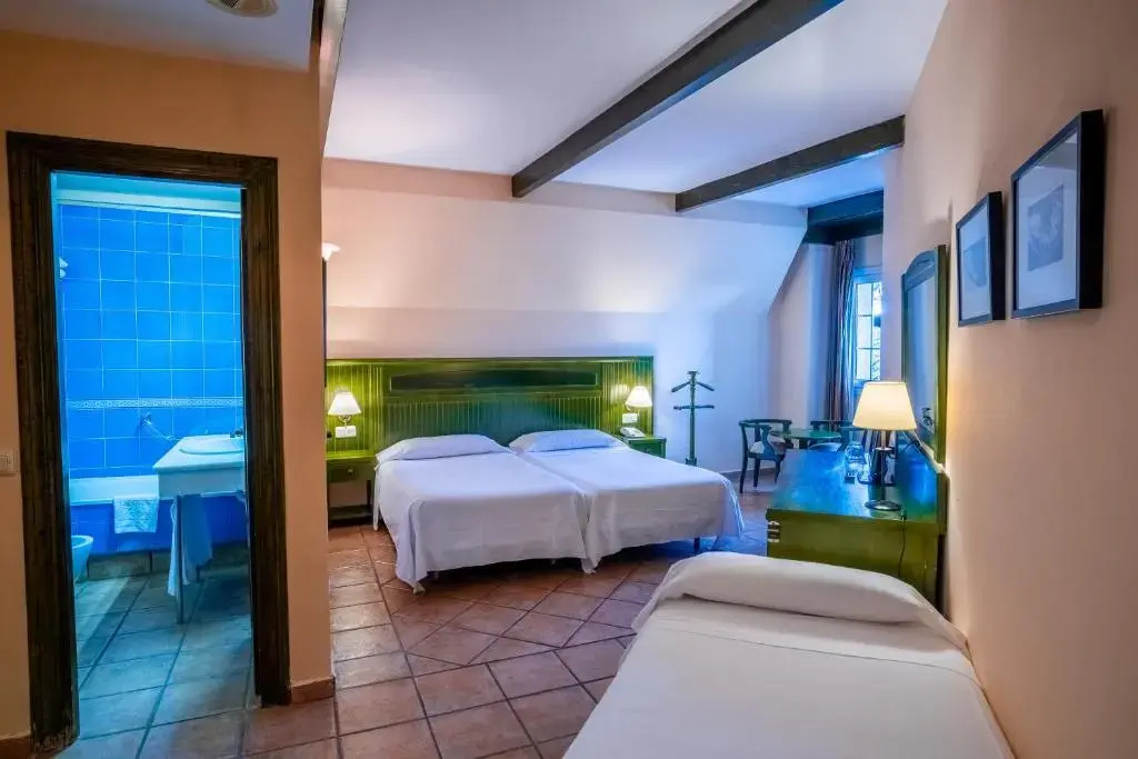 Standard Triple room