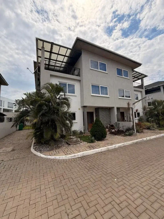 4BR Town House Cantonments. Pool. Garden