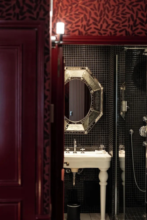 Hôtel du Petit Moulin, Haute Couture hotel by Lacroix 80