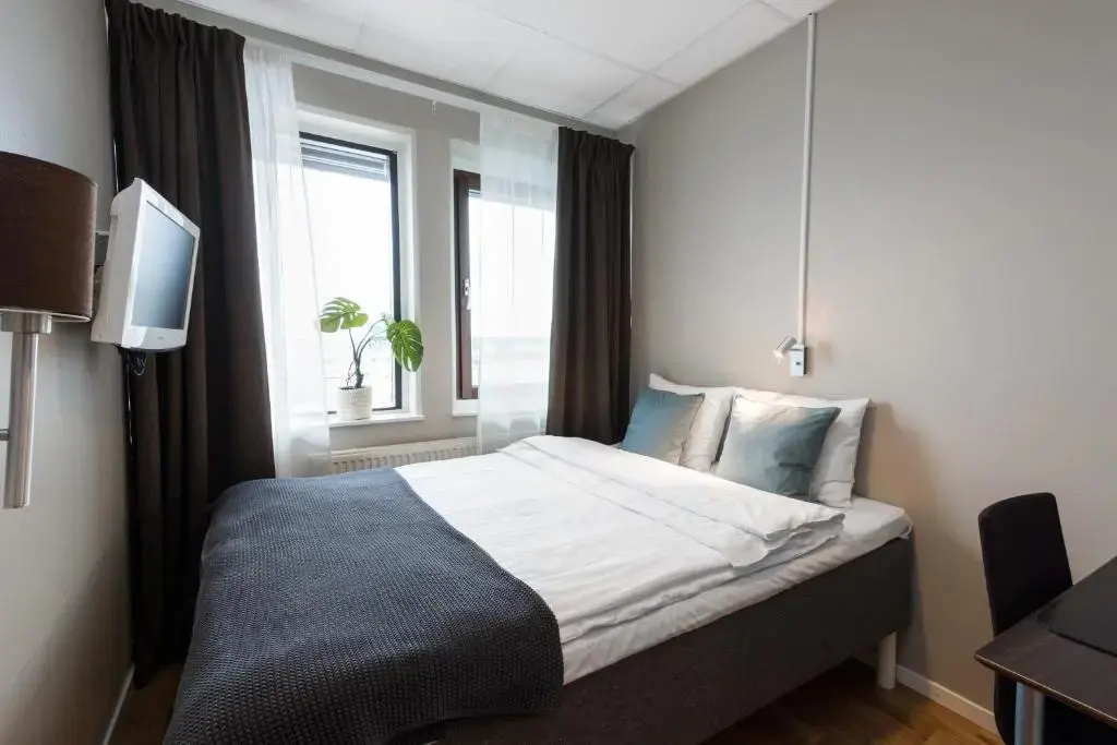Small Double room (full double bed)