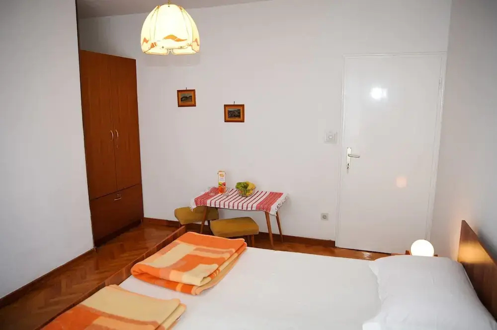 Rooms Dragica Red Room 1 Br Apts