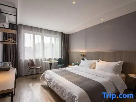 Deluxe Double room with city view (full double bed)