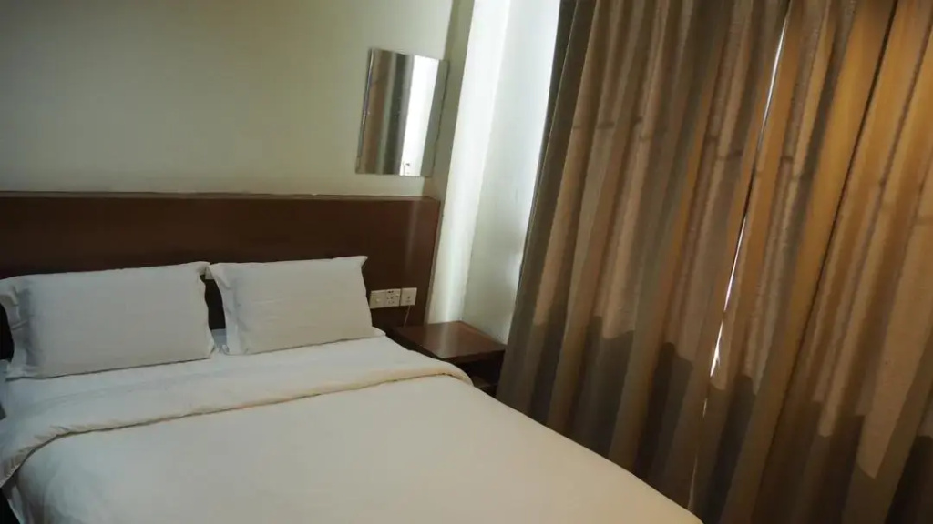 Deluxe Double room (full double bed)