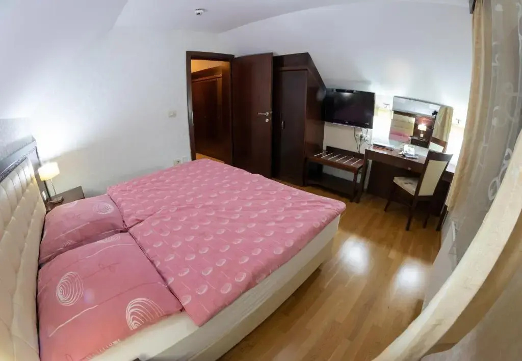 2 Bedrooms Attic Apartment