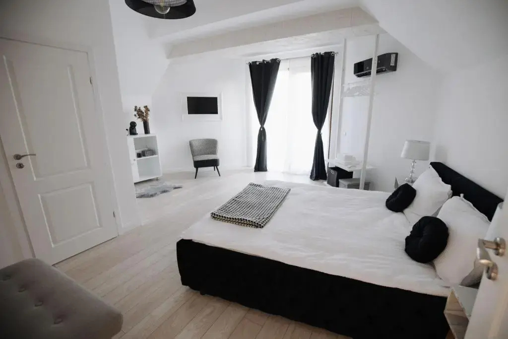 Deluxe Double room with balcony (full double bed)