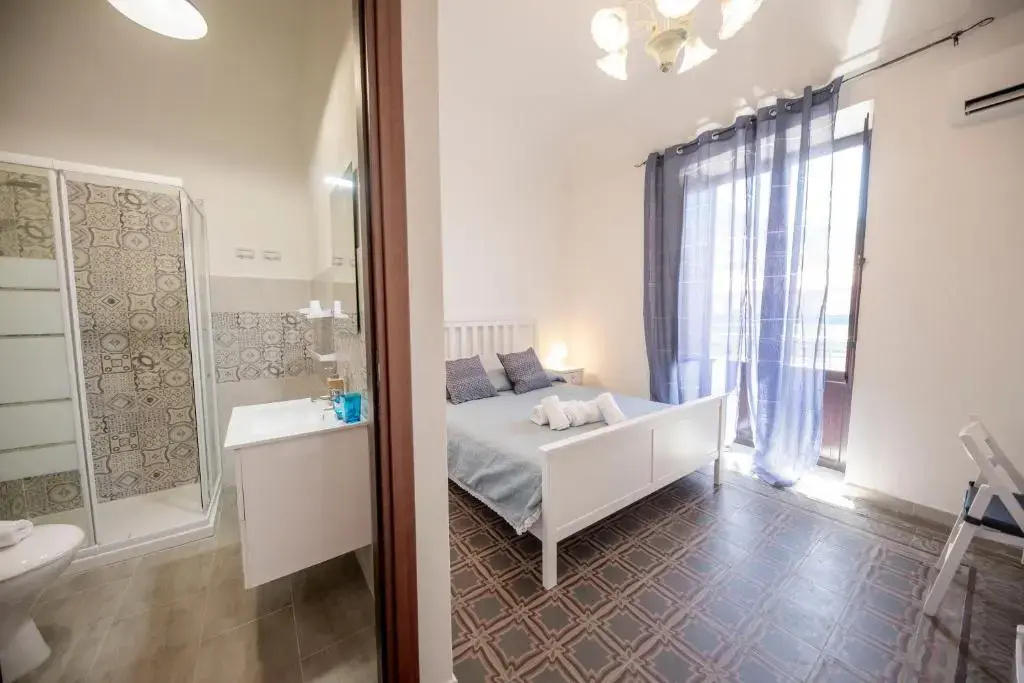 Standard Double room with balcony (full double bed)