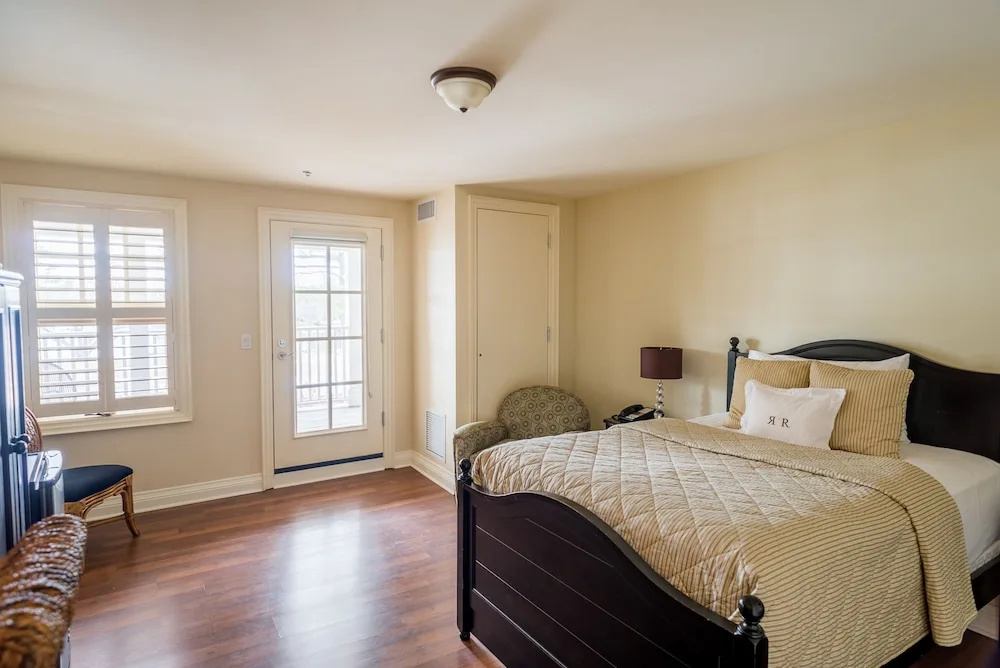 Double Junior Suite with lake view (full double bed)