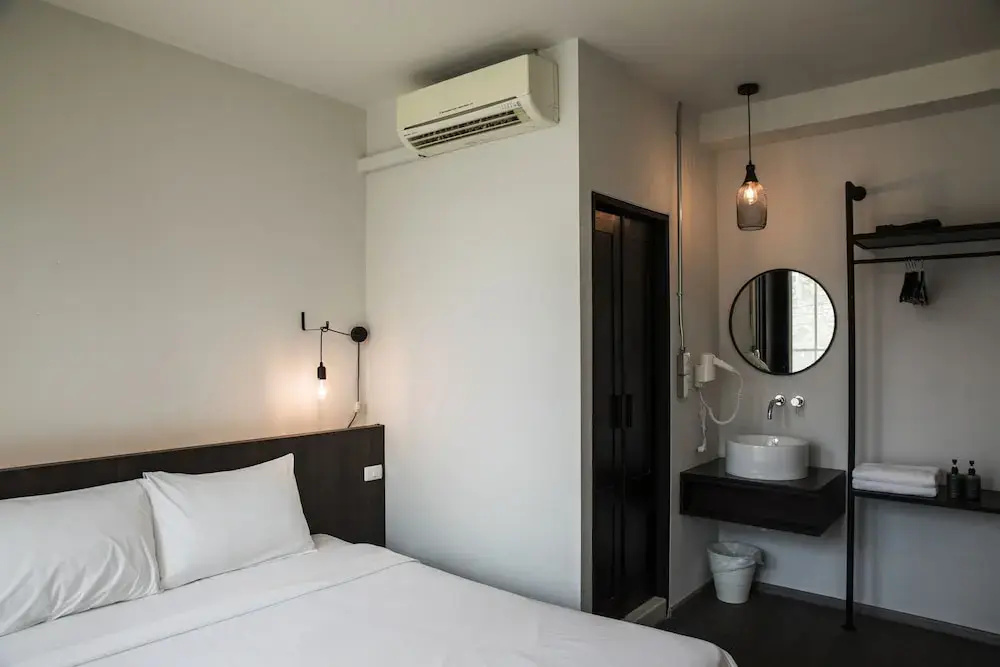 Comfort room with city view