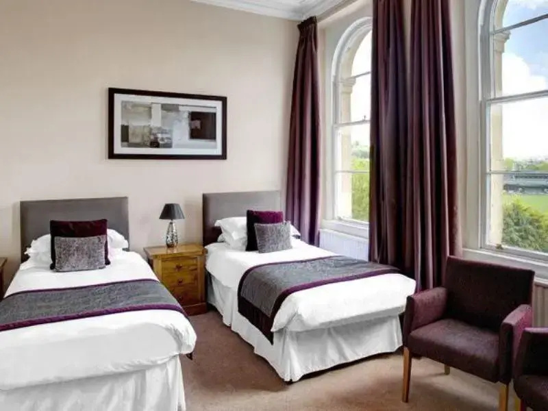Deluxe King (twin beds)