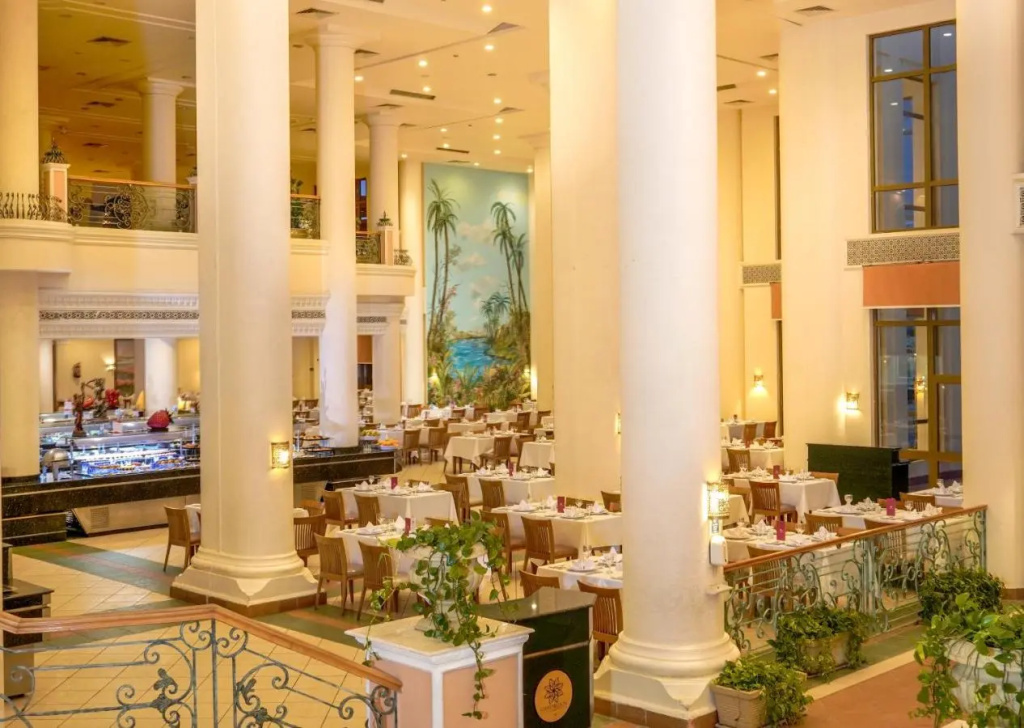 Charmillion Club Resort: Dine in a grand, warmly lit restaurant with a buffet-style serving counter and plenty of table seating.