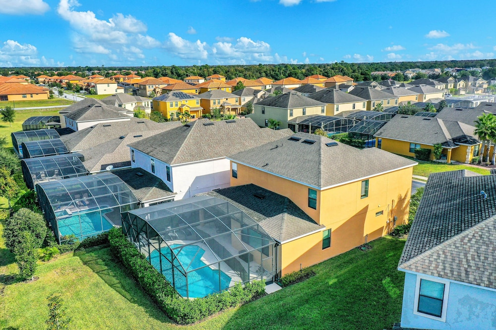 Modern Family Home - Private Pool, Lanai, Wifi, Central AC & Washer-dryer