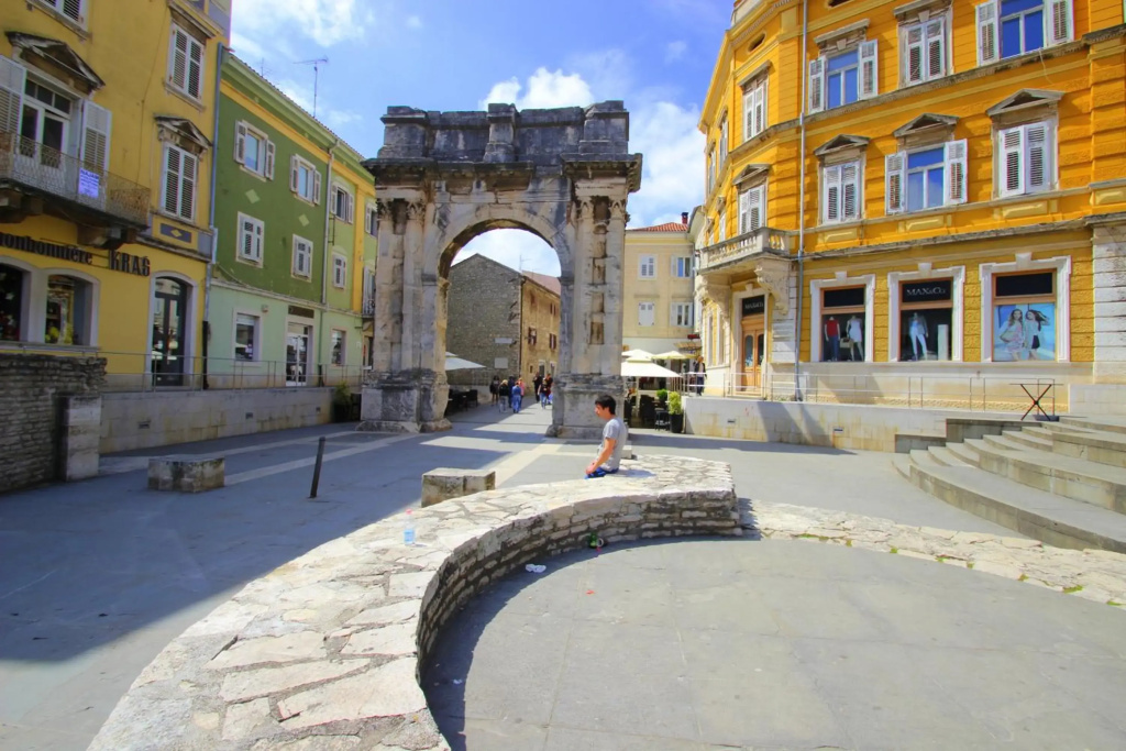 Top Center Apartment