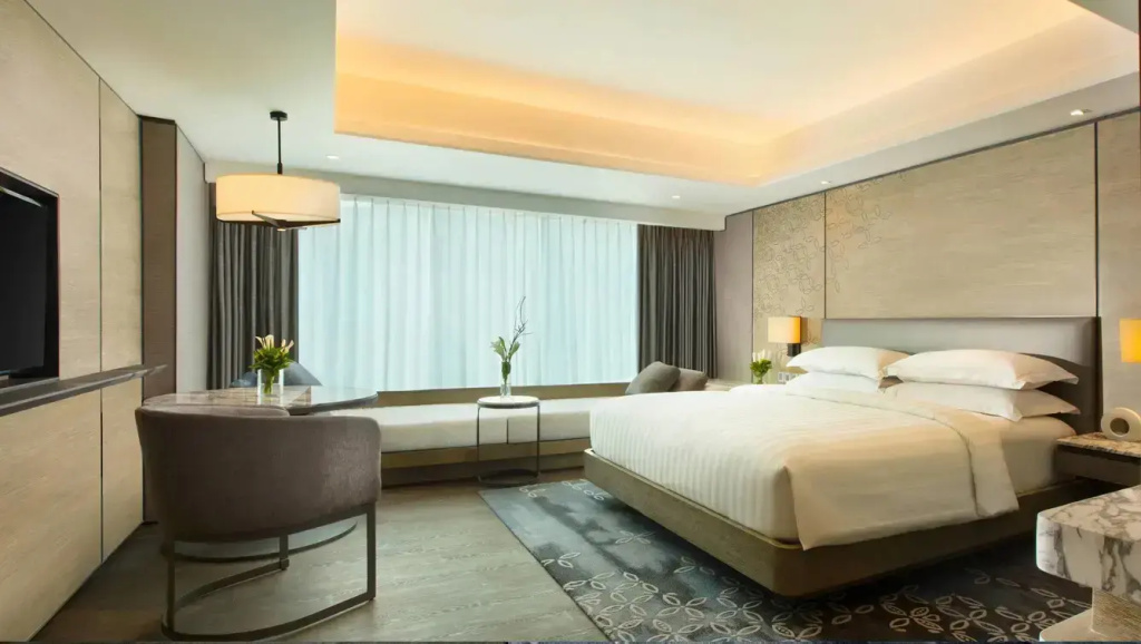 Standard Club room with pool view