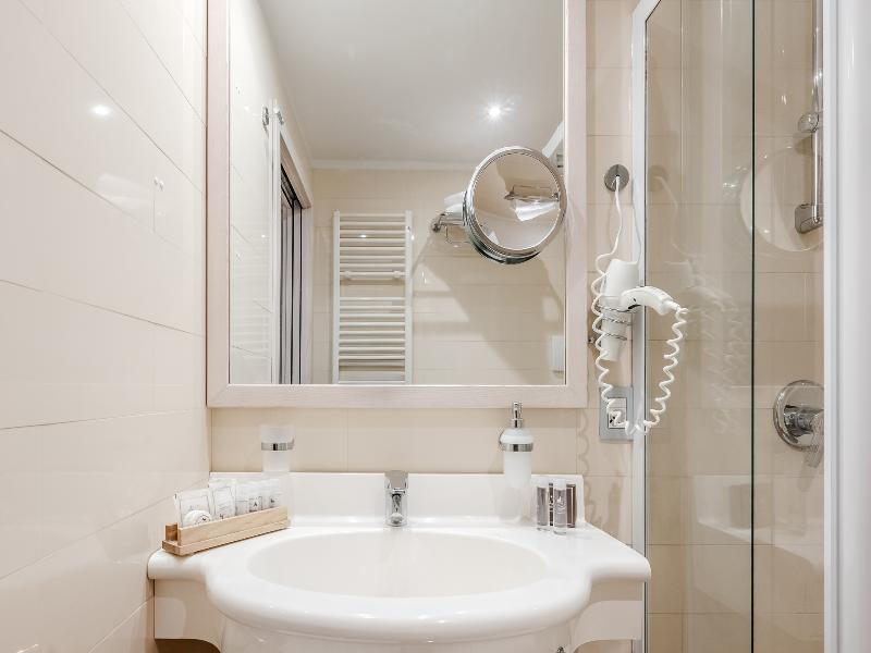 Classic Double room with balcony (full double bed)