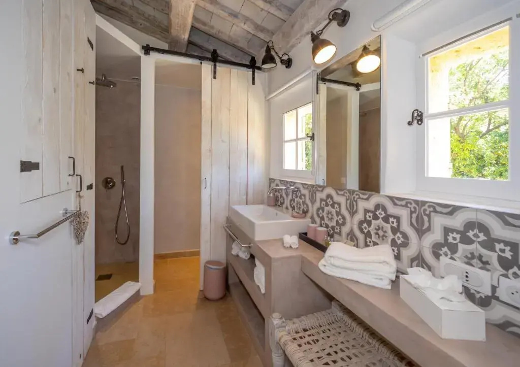 Deluxe Double room (full double bed)
