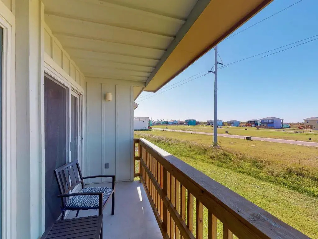 AH-D213 Newly Remodeled Second Floor Condo, Near Shared Community Pool