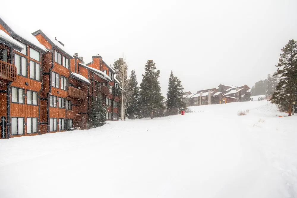 4 O'Clock Lodge D26 - Walk to Lifts/Walk to Town by RedAwning