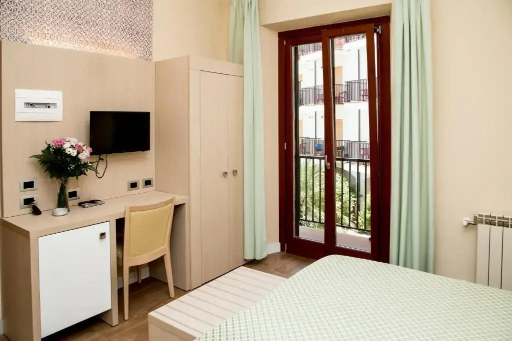 Superior Double room with sea view (full double bed)