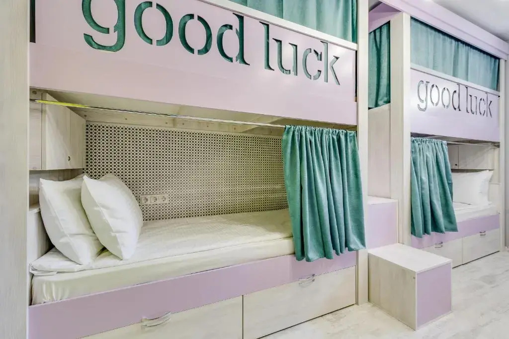 Кровать в общем номере (мужской номер) в Good luck